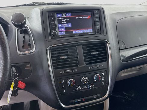 Used 2018 Dodge Grand Caravan SE w/ UConnect Hands-Free Group FWD image 18