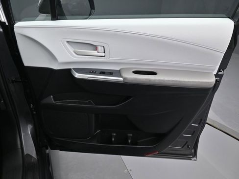 Used 2025 Toyota Sienna LE w/ LE Plus Package image 34