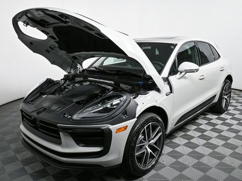 Certified 2025 Porsche Macan image 32