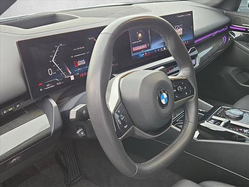 Used 2025 BMW 530i w/ Premium Package RWD image 9