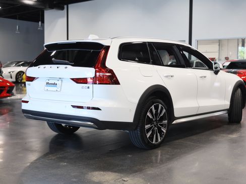 Used 2025 Volvo V60 B5 Cross Country Ultra w/ Climate Package AWD/4WD image 6