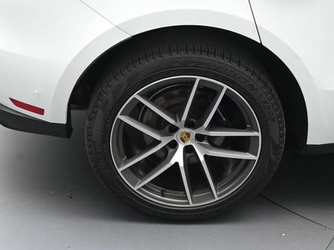 Certified 2023 Porsche Macan AWD/4WD image 12