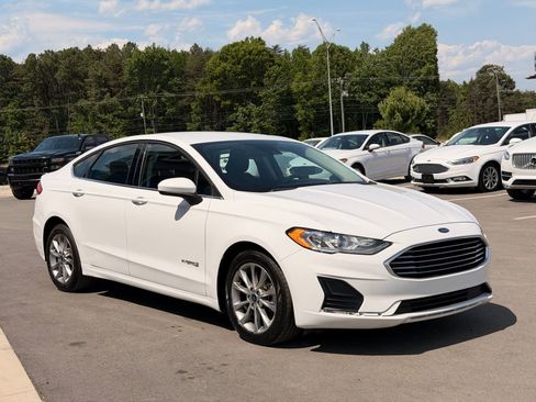 Used 2019 Ford Fusion SE FWD image 4