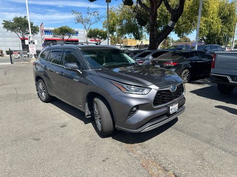 Used 2021 Toyota Highlander Platinum AWD/4WD image 2