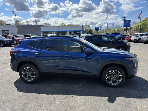 Used 2024 Chevrolet Trax LT w/ Driver Confidence Package FWD image 3
