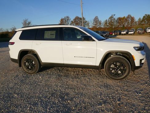 New 2025 Jeep Grand Cherokee L Altitude image 3
