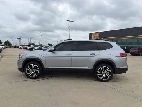 Used 2023 Volkswagen Atlas SE w/ Panoramic Sunroof Package AWD/4WD image 2