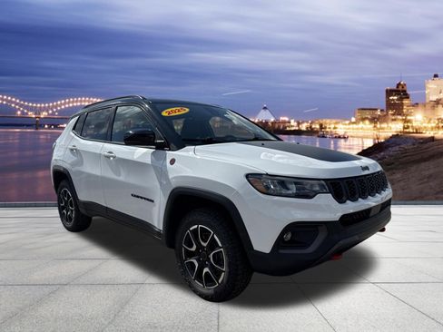 Used 2025 Jeep Compass Trailhawk AWD/4WD image 4