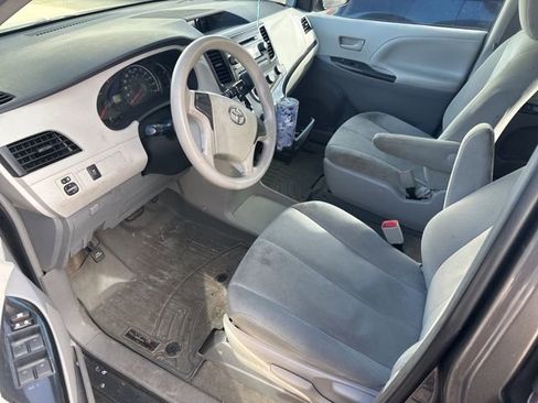 Used 2013 Toyota Sienna L image 15