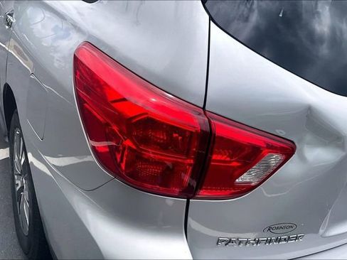 Used 2018 Nissan Pathfinder SV FWD image 30