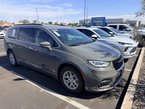 Used 2022 Chrysler Pacifica Touring-L FWD image 4