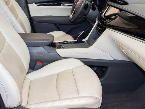 Used 2022 Cadillac XT6 Premium Luxury image 10