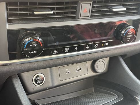 Used 2023 Nissan Rogue SV image 7