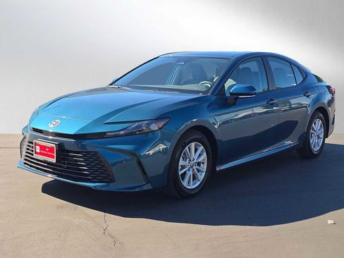 Used 2025 Toyota Camry LE image 7