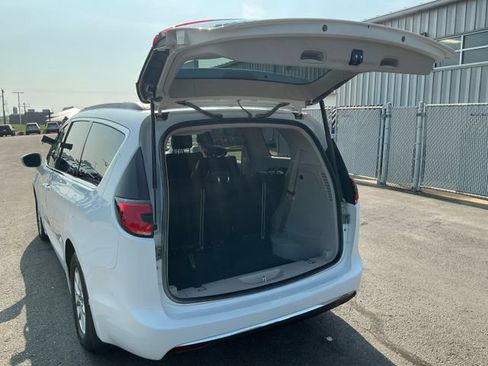 Used 2022 Chrysler Pacifica Touring-L FWD image 12