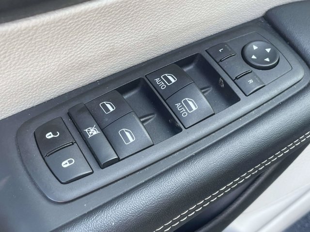 Used 2023 Chrysler Pacifica Touring-L FWD image 16