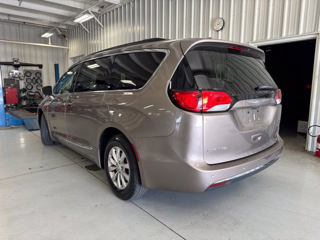 Used 2017 Chrysler Pacifica Touring-L FWD image 8