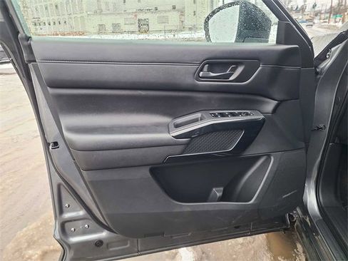 Used 2023 Nissan Pathfinder S image 15