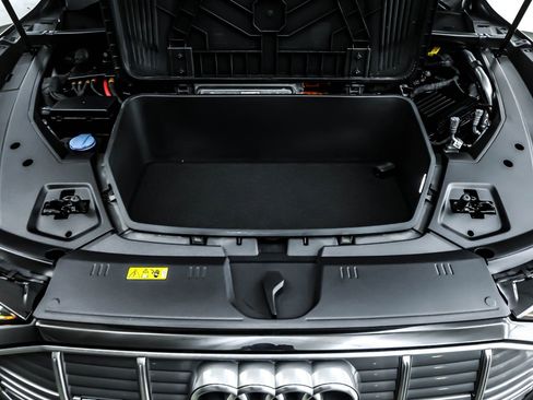 Used 2022 Audi e-tron Premium image 11