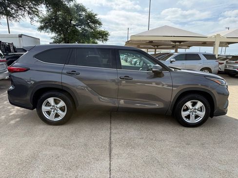 Used 2021 Toyota Highlander LE FWD image 8