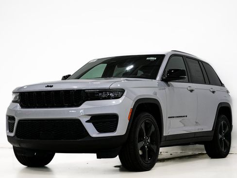 New 2025 Jeep Grand Cherokee Altitude image 3