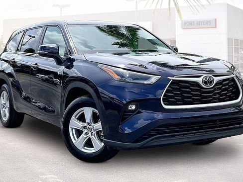 Used 2025 Toyota Highlander LE FWD image 1