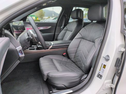 Used 2025 BMW 760i xDrive AWD/4WD image 16