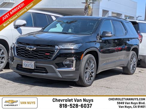 Used 2023 Chevrolet Traverse RS image 1