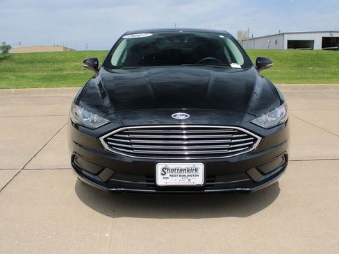 Used 2017 Ford Fusion SE FWD image 2