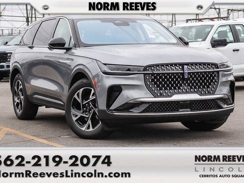 Used 2025 Lincoln Nautilus Premier image 1