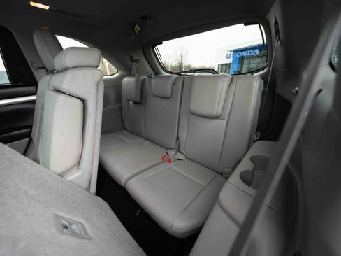 Used 2018 Toyota Highlander XLE image 24