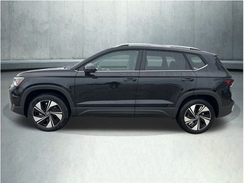 New 2026 Volkswagen Taos SE image 2