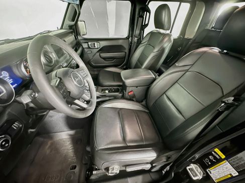 Used 2023 Jeep Gladiator Willys AWD/4WD image 13