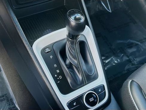 Used 2022 Hyundai Venue Limited FWD image 16