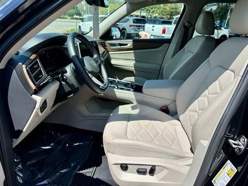 Certified 2025 Volkswagen Atlas SE FWD image 12