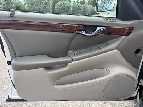 Used 2002 Cadillac De Ville Sedan w/ Comfort/Convenience Pkg image 29