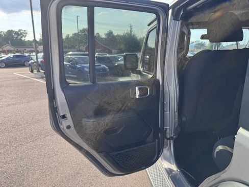 Used 2020 Jeep Wrangler Unlimited Sahara AWD/4WD image 12
