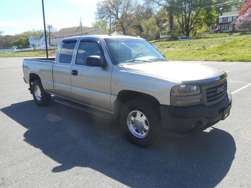 Used 2003 GMC Sierra 1500 SLT w/ SLT Preferred Equipment Group AWD/4WD image 2