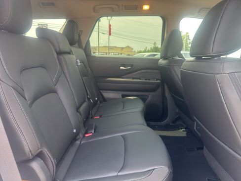 Used 2026 Nissan Pathfinder SL FWD image 17