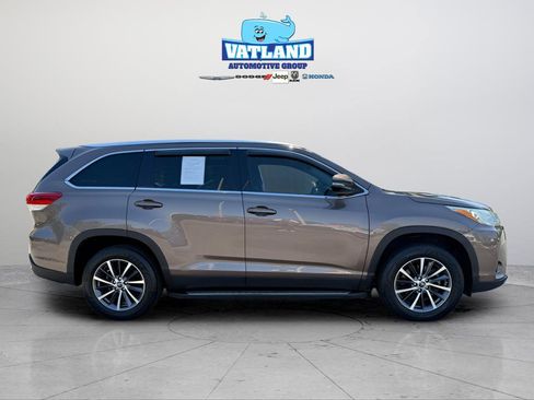 Used 2019 Toyota Highlander XLE FWD image 6