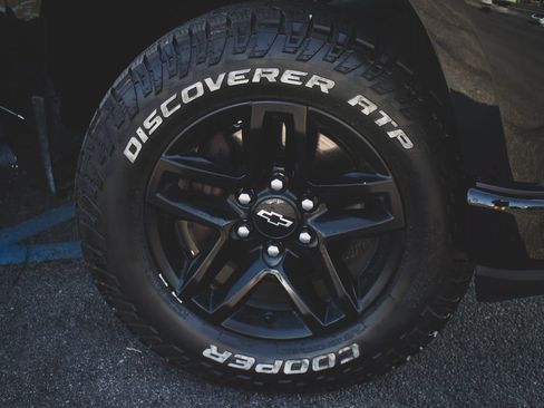 Used 2021 Chevrolet Silverado 1500 LT Trail Boss w/ Convenience Package II AWD/4WD image 2
