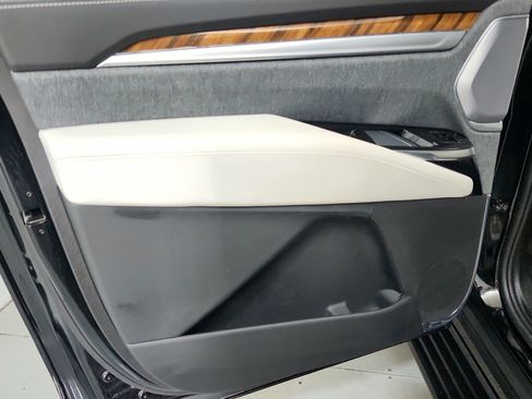 Certified 2026 Cadillac Escalade ESV Platinum Luxury w/ LPO, Floor Liner Package AWD/4WD image 21