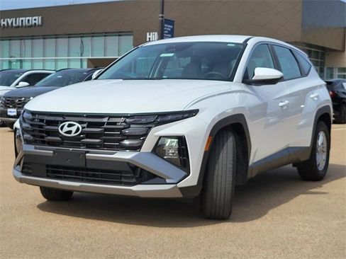 Certified 2025 Hyundai Tucson SE image 2