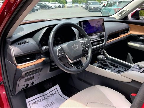 Used 2024 Toyota Grand Highlander AWD image 15