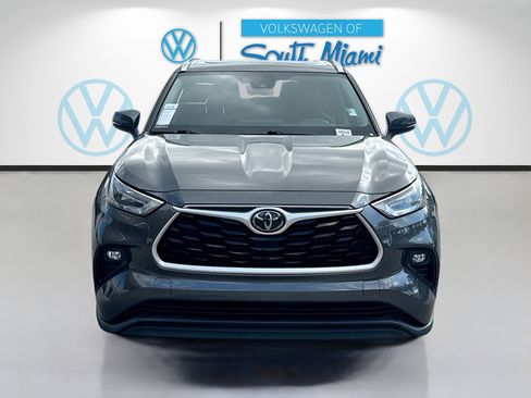 Used 2020 Toyota Highlander XLE image 2