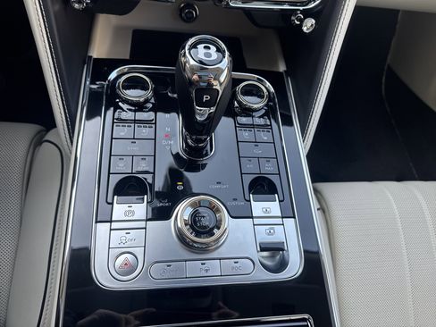 Used 2023 Bentley Flying Spur V8 image 17