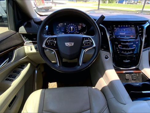 Used 2017 Cadillac Escalade Luxury AWD/4WD image 6