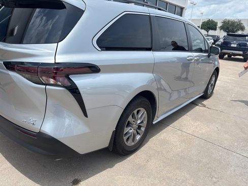 Used 2024 Toyota Sienna LE FWD image 5