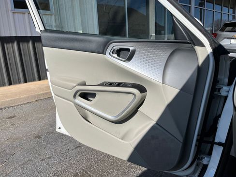 Used 2025 Kia Soul LX w/ LX Technology Package image 18
