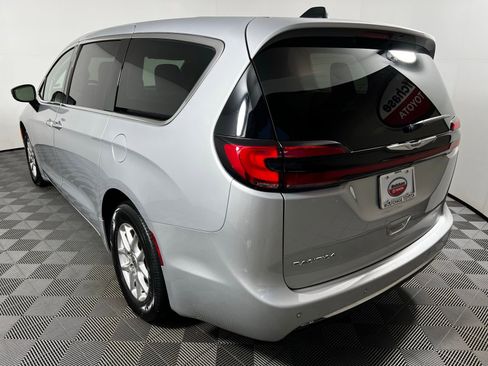 Used 2024 Chrysler Pacifica Touring-L image 7